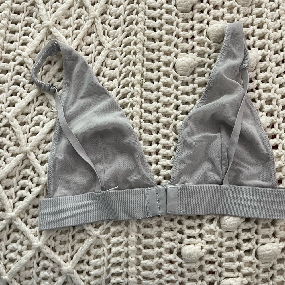 SKIMS Triangle bra - Picture 2 of 3